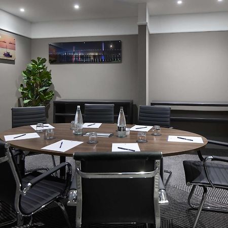Отель Doubletree By Hilton Dartford Bridge Экстерьер фото