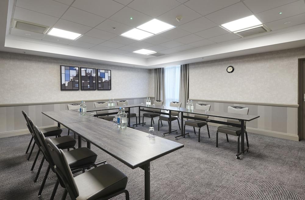 Отель Doubletree By Hilton Dartford Bridge Экстерьер фото