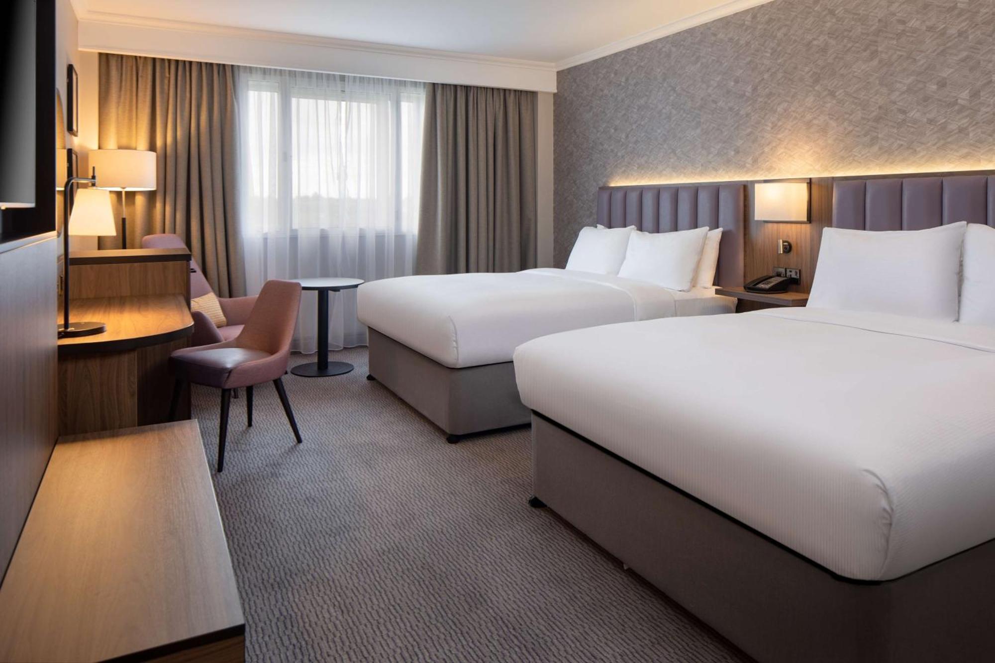 Отель Doubletree By Hilton Dartford Bridge Экстерьер фото