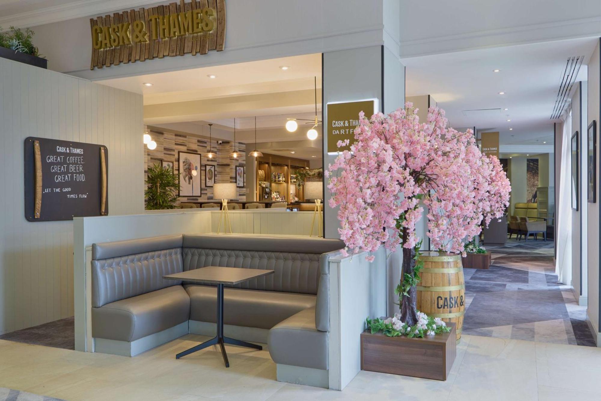 Отель Doubletree By Hilton Dartford Bridge Экстерьер фото