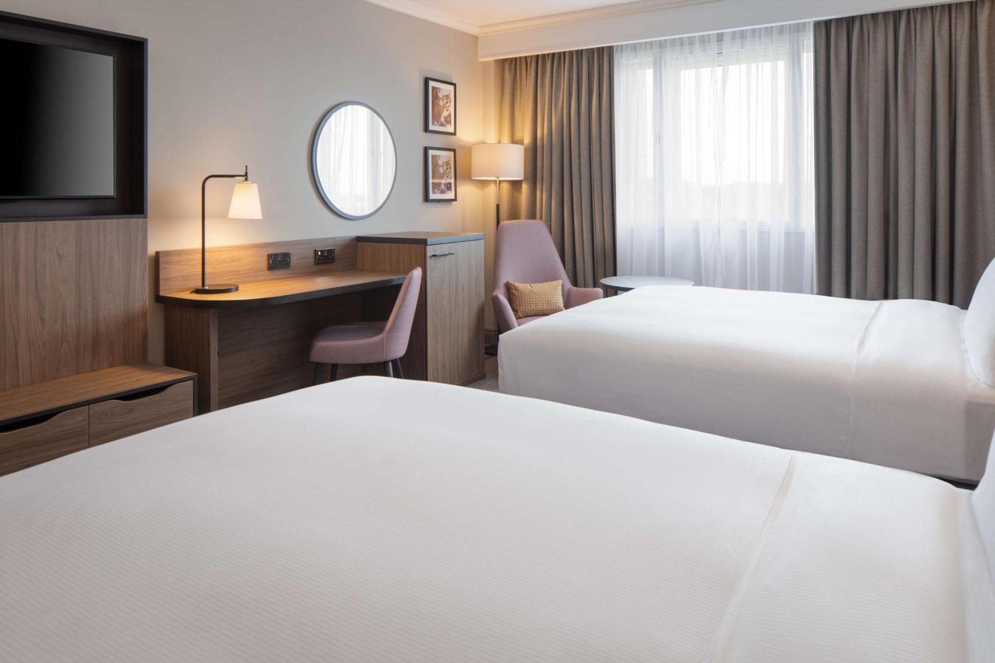 Отель Doubletree By Hilton Dartford Bridge Экстерьер фото