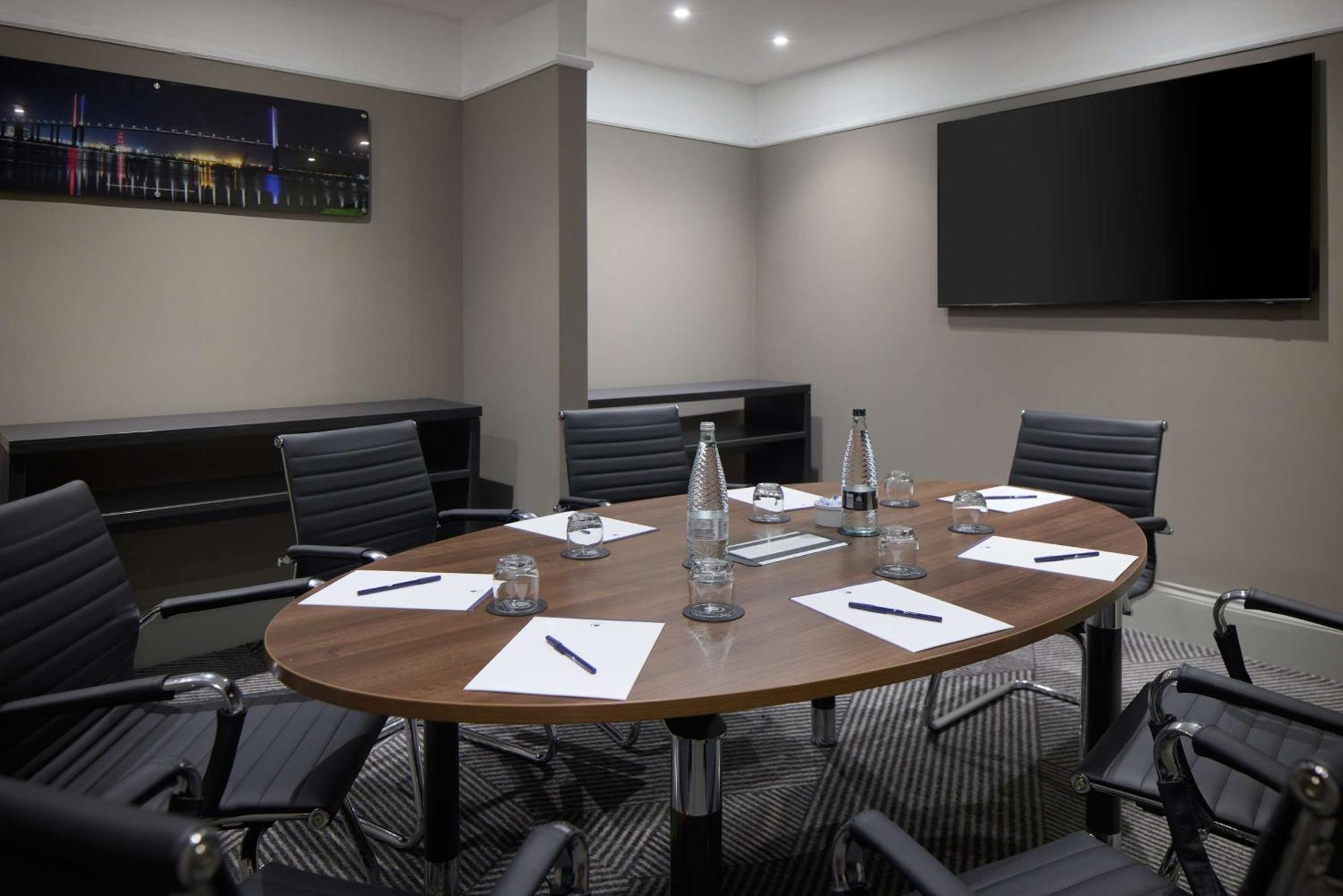 Отель Doubletree By Hilton Dartford Bridge Экстерьер фото