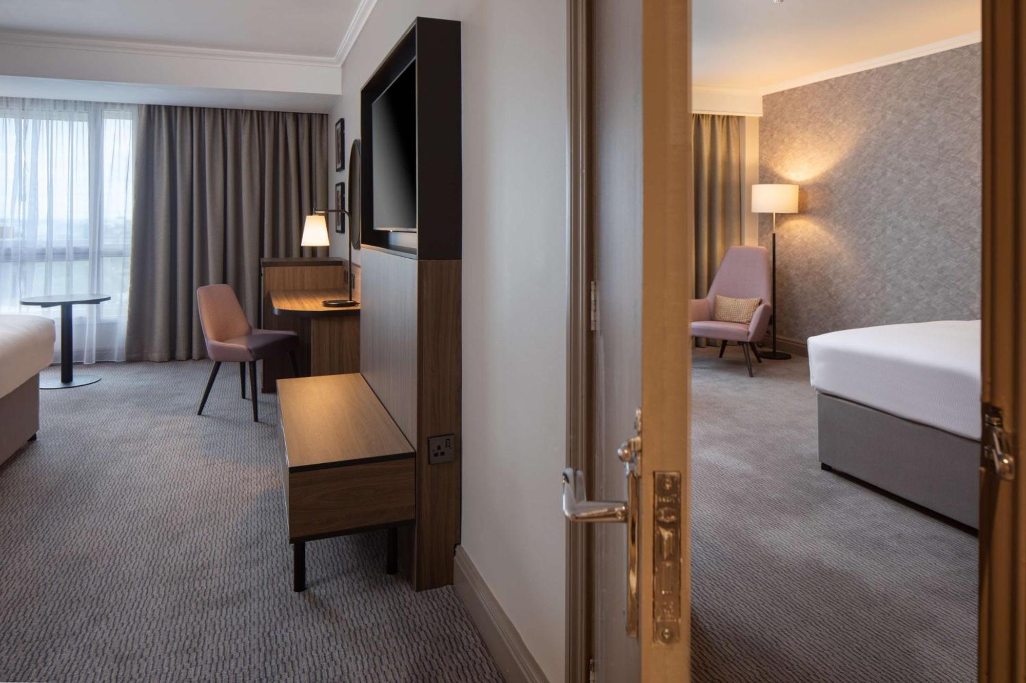 Отель Doubletree By Hilton Dartford Bridge Экстерьер фото