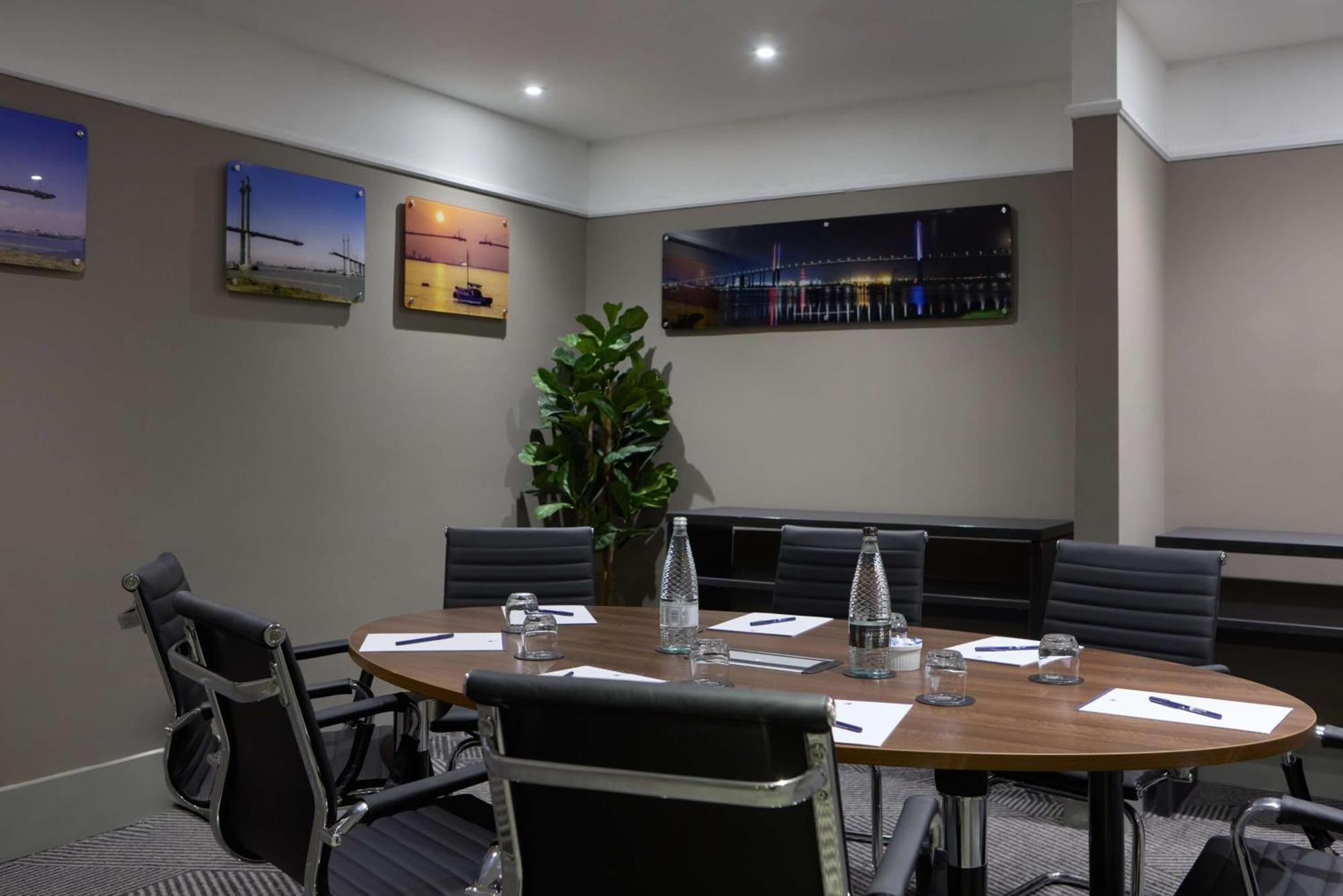 Отель Doubletree By Hilton Dartford Bridge Экстерьер фото
