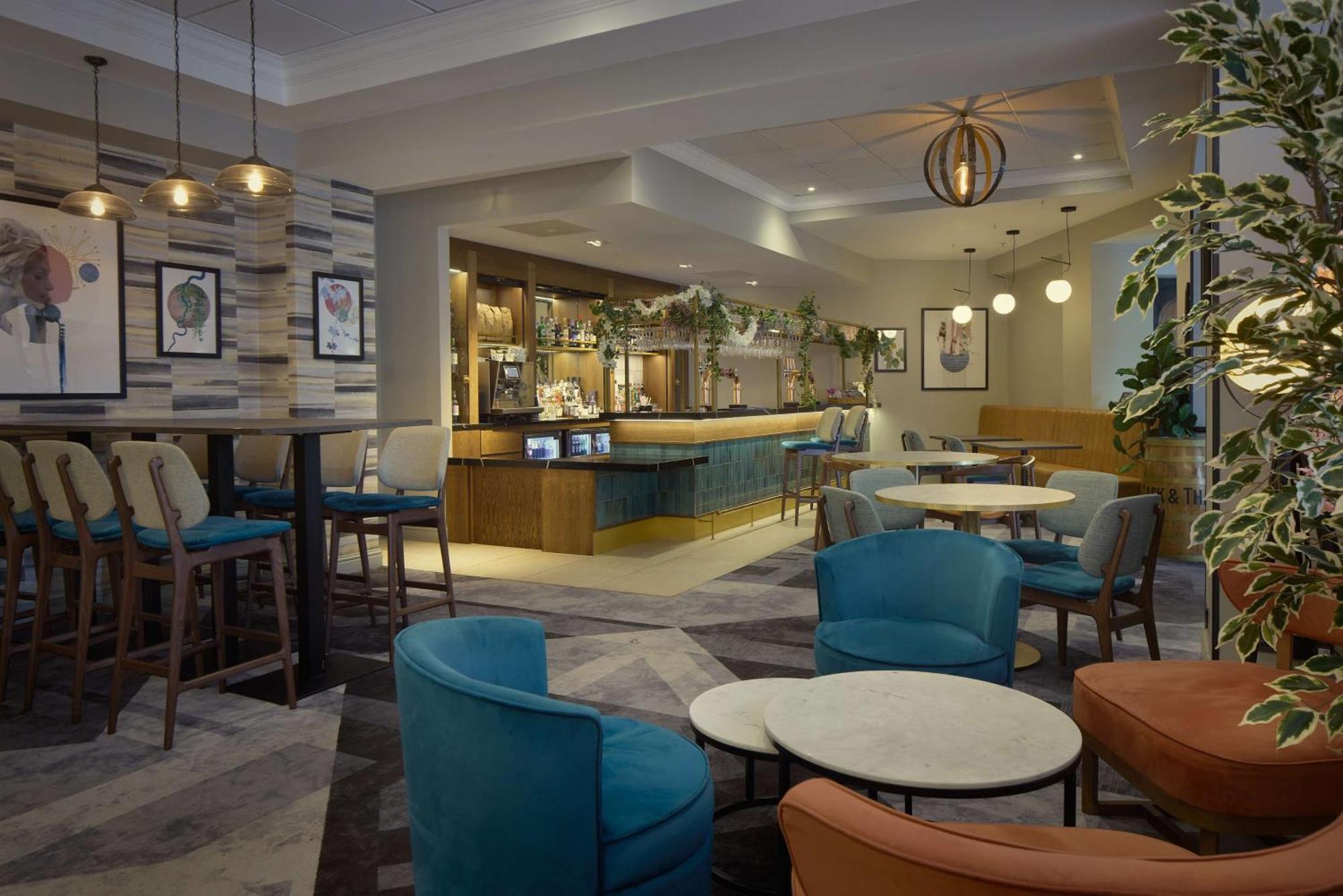 Отель Doubletree By Hilton Dartford Bridge Экстерьер фото