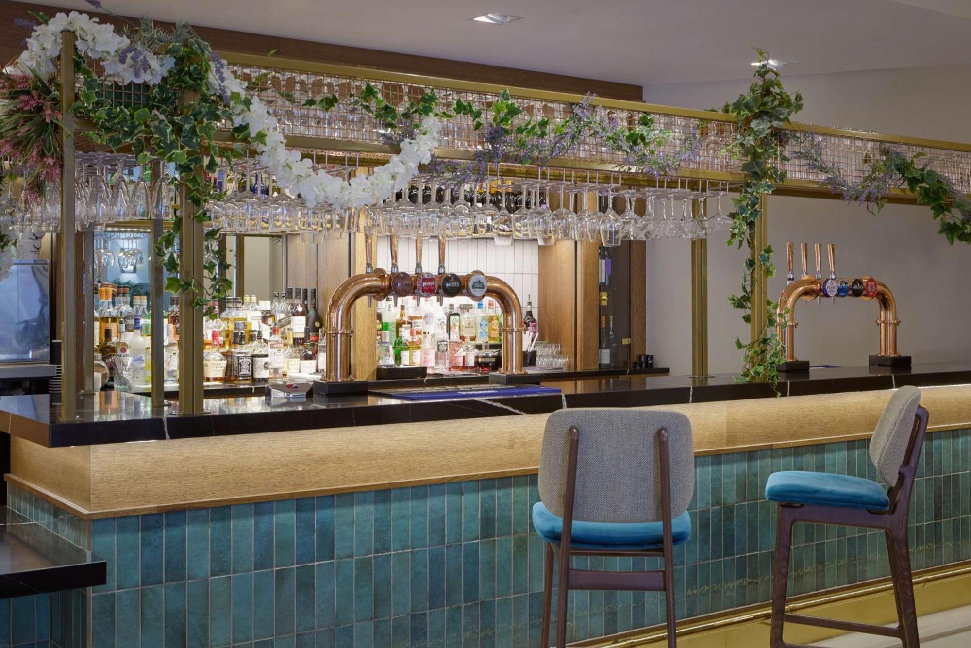 Отель Doubletree By Hilton Dartford Bridge Экстерьер фото