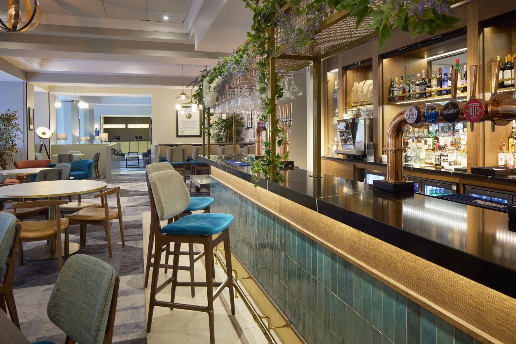 Отель Doubletree By Hilton Dartford Bridge Экстерьер фото