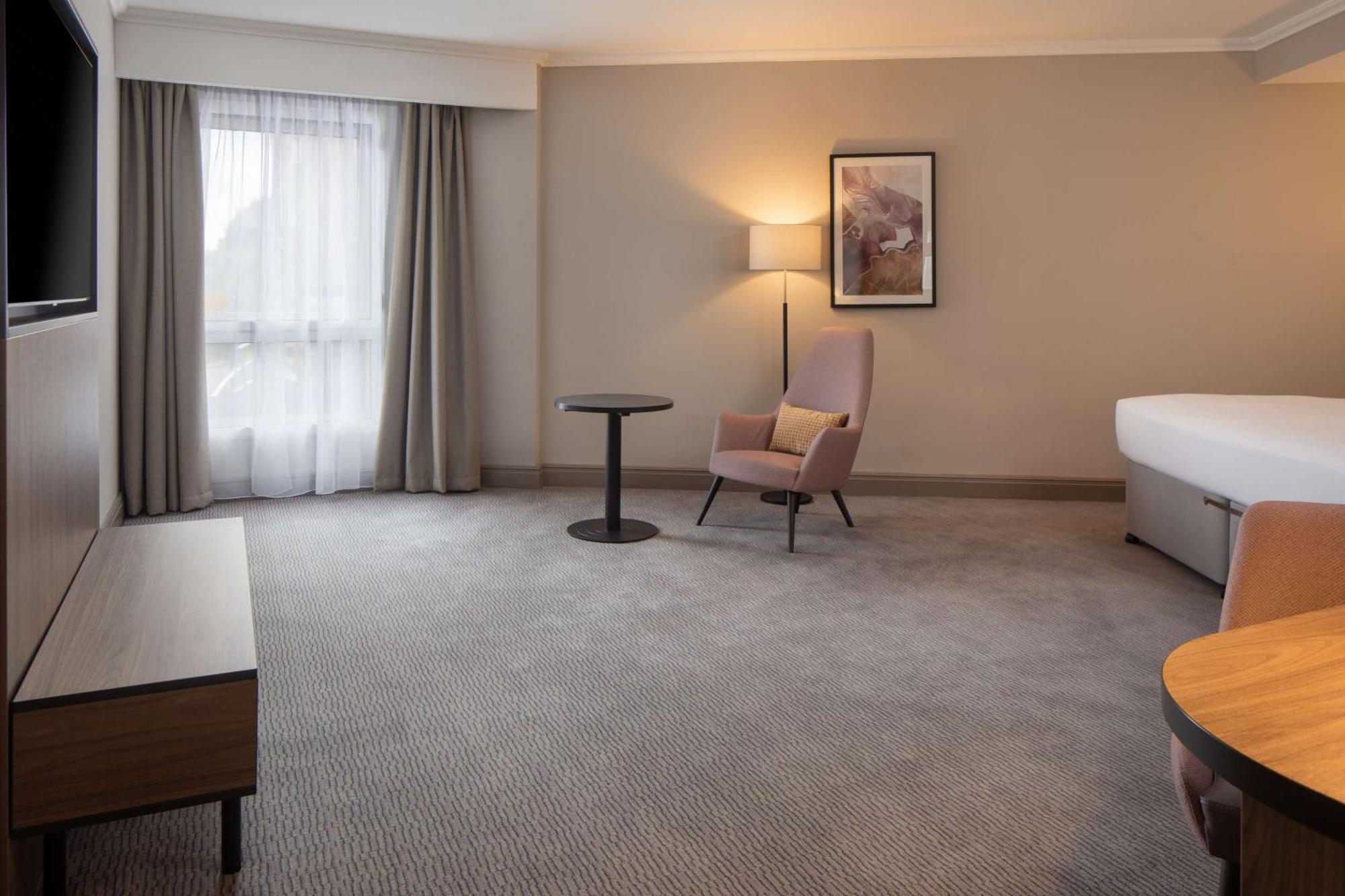Отель Doubletree By Hilton Dartford Bridge Экстерьер фото
