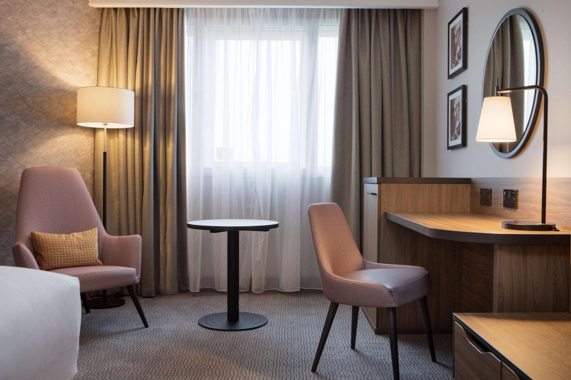 Отель Doubletree By Hilton Dartford Bridge Экстерьер фото