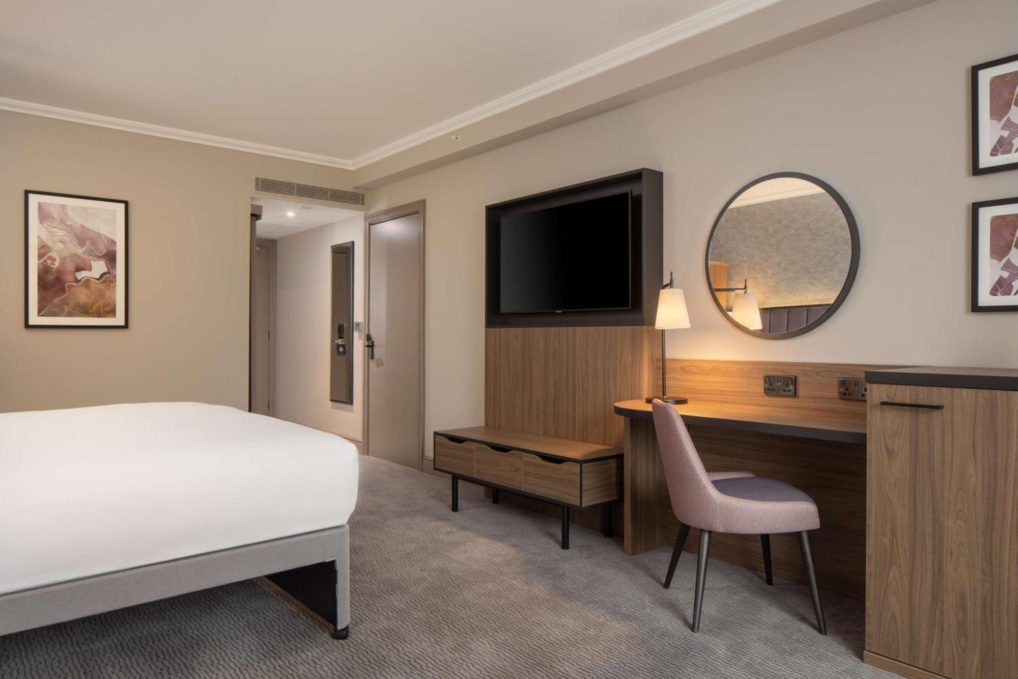 Отель Doubletree By Hilton Dartford Bridge Экстерьер фото