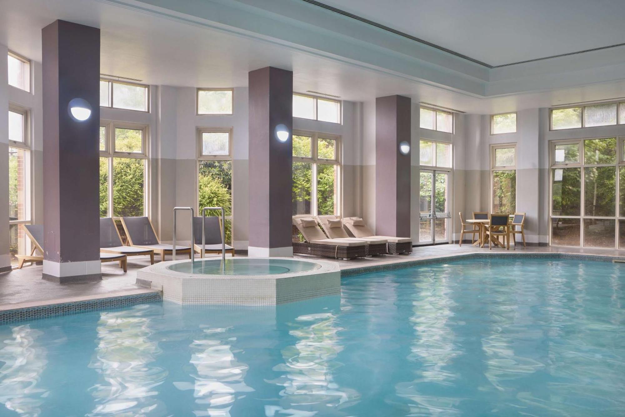 Отель Doubletree By Hilton Dartford Bridge Экстерьер фото