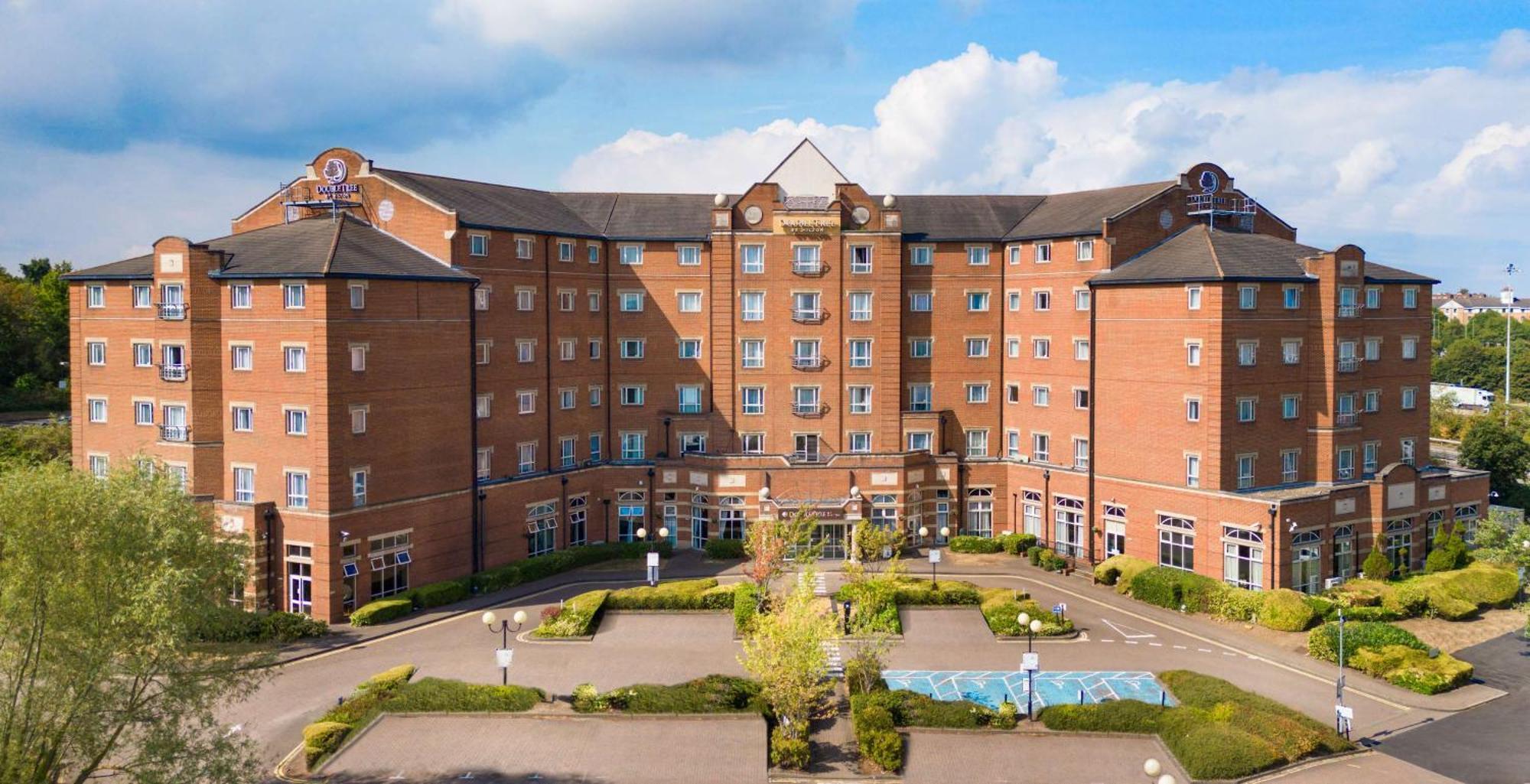 Отель Doubletree By Hilton Dartford Bridge Экстерьер фото