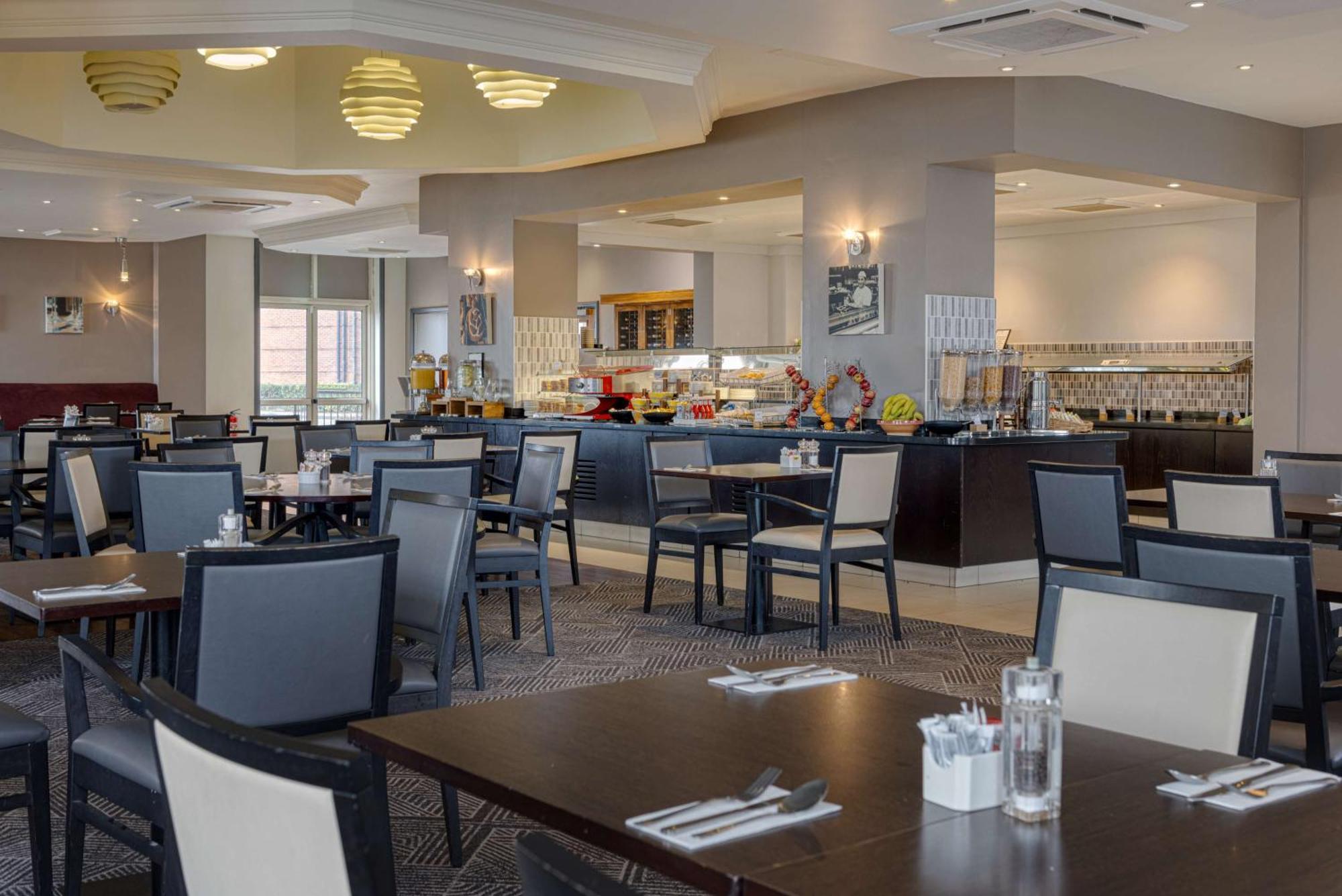 Отель Doubletree By Hilton Dartford Bridge Экстерьер фото
